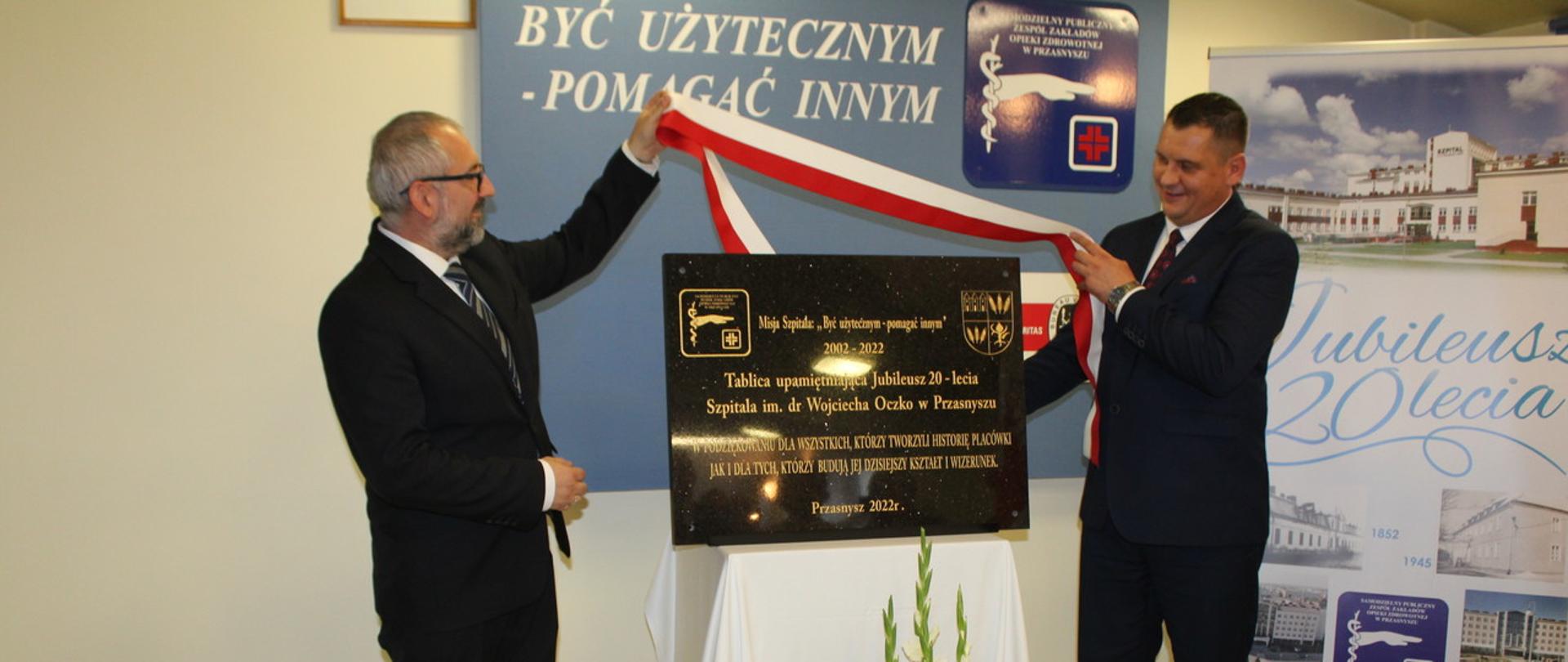 Podczas uroczystości Starosta wraz z Dyrektorem placówki dokonali odsłonięcia tablicy pamiątkowej z okazji 20. rocznicy powstania szpitala w Przasnyszu