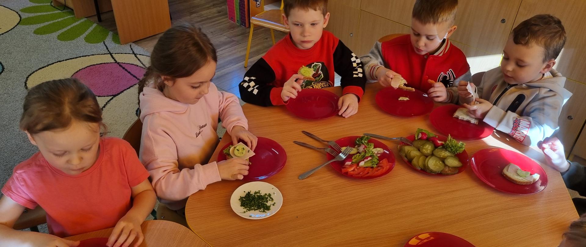 Grupa dzieci podczas przygotowania zdrowego śniadania