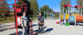 Zdjęcie przedstawia plac zabaw. od lewej Wójt Gminy Wietrzychowice oraz przedstawiciel firmy realizującej zadanie
