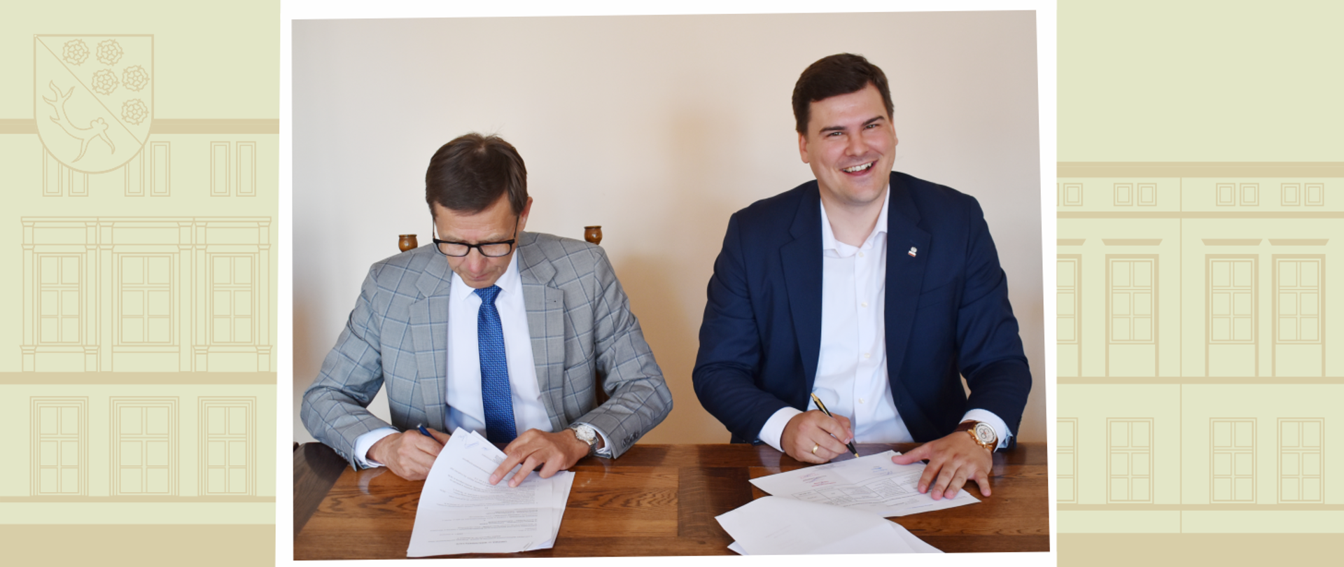 Starosta Andrzej Ochlak i Mateusz Szkaradziński z Państwowego Funduszu Rehabilitacji Osób Niepełnosprawnych podpisują umowę.