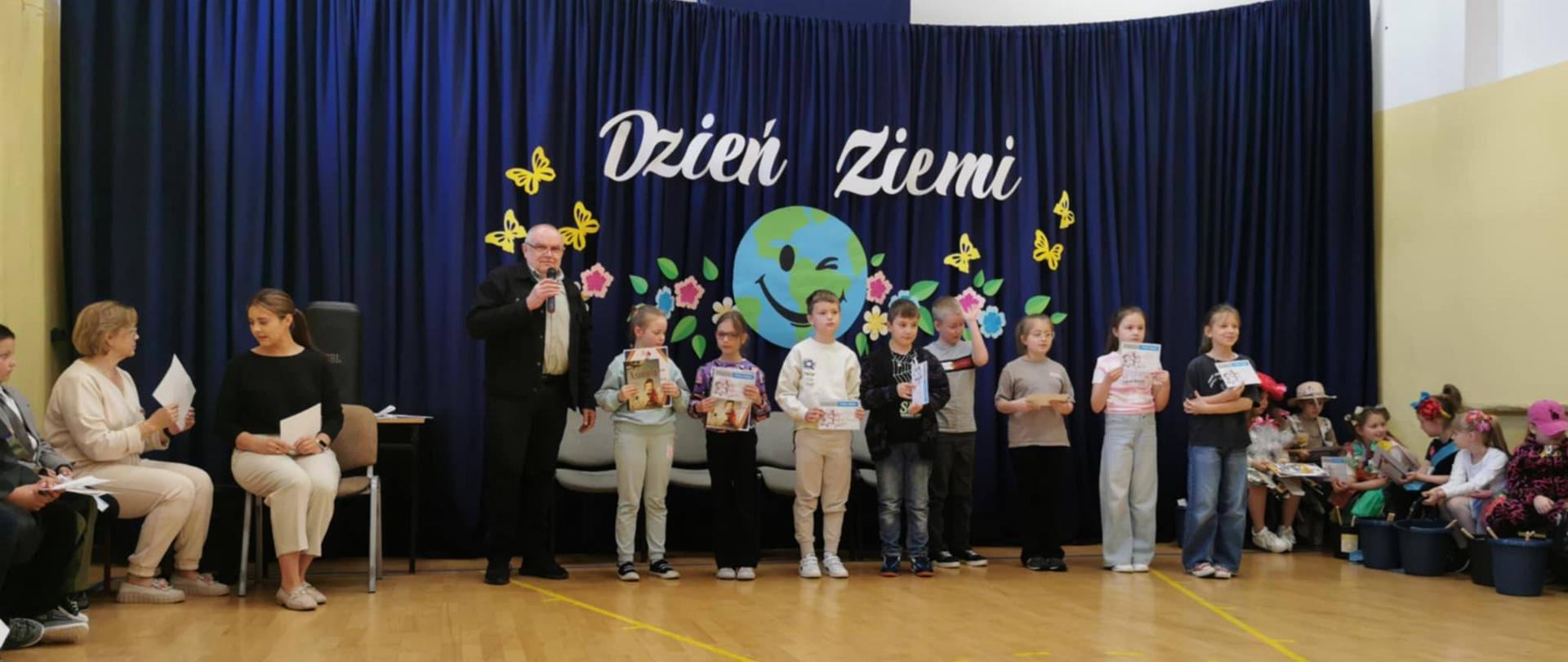 uczniowie z dyplomami