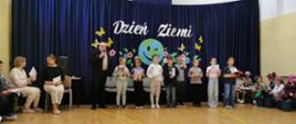 uczniowie z dyplomami