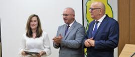 Gratulacje złożone na ręce kierownik pracowni rezonansu 