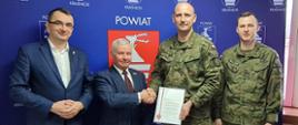 Na zdjęciu od lewej: wicestarosta Paweł Kudrel, starosta Andrzej Rolla, ppłk Krzysztof Krawczyk oraz mjr Tomasz Górski