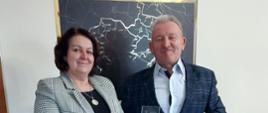 W gabinecie stoją obok siebie Wójt Gminy Wielgomłyny Bogumiła Dyktyńska oraz trzymający dyplom sołtys Tadeusz Jaguścik.