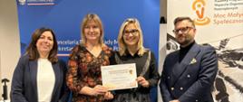 Ekipa realizująca projekt "Różowy październik w Powiecie Hajnowskim" odbiera gratulacje