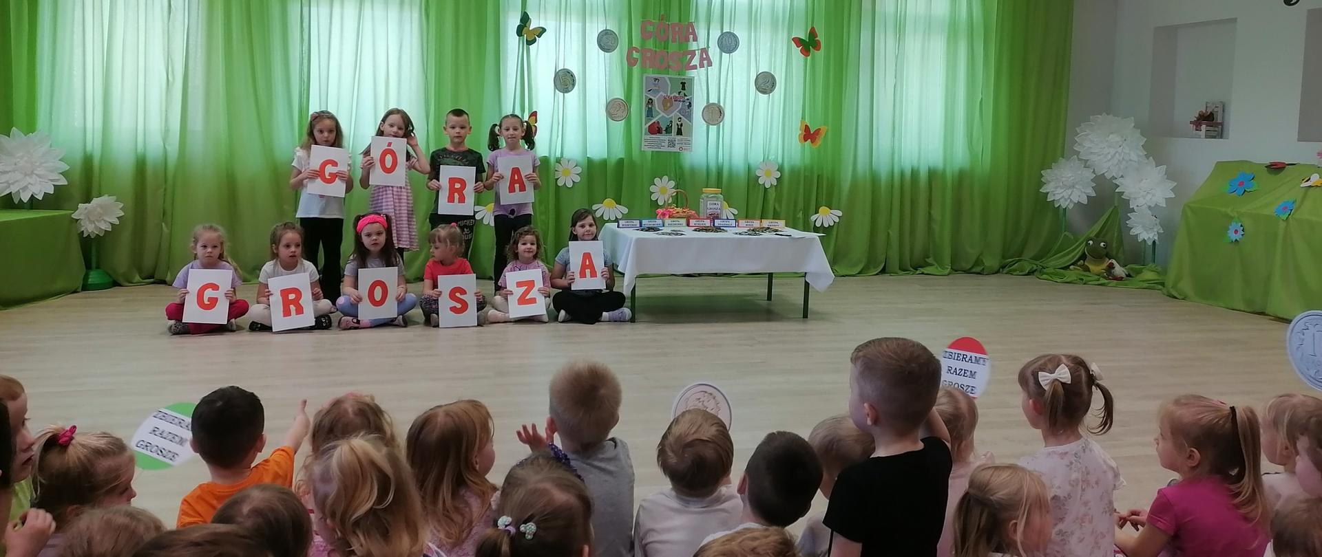 Dzieci z napisem GÓRA GROSZA