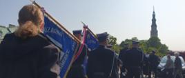 Strażackie poczty sztandarowe na tle Jasnej Góry