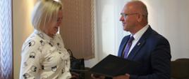 Starosta składa dyrektorom i nauczycielom podziękowania, wręczając list gratulacyjny