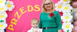 Dyrektor Ewelina Dorota Durzyńska pozuje do zdjęcia z absolwentami przedszkola