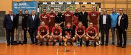 Drużyna LKS Budowlani Strojec – tegoroczni mistrzowie Powiatu Oleskiego LZS w halowej piłce nożnej o Puchar Starosty Oleskiego