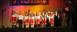 Dzieci śpiewają na scenie
