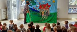 Teatr w przedszkolu - aktorzy występują przed dziećmi