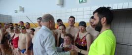 Moment wręczenia medali uczestnikom wydarzenia