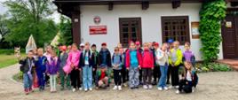 Uczniowie klas Ia i Ib stoją przed budynkiem Kultury Ludowej w Kolbuszowej