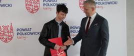 Starosta Polkowicki wręcza nagrodę w konkursie i gratuluje