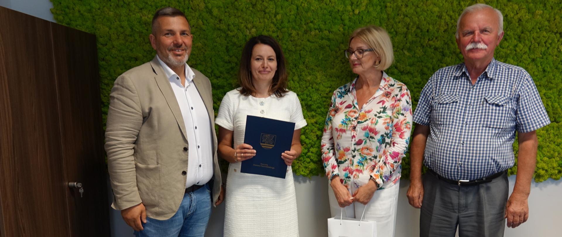Od lewej: Starosta Powiatu Garwolińskiego Pan Mirosław Walicki, Pani Anna Kuźbida - Dyrektor Poradni Psychologiczno-Pedagogicznej w Garwolinie, Pani Marta Serzysko - Członek Zarządu powiatu Garwolińskiego, Pan Jan Tywanek, - Członek Zarządu Powiatu Garwolińskiego.