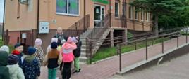 Dzieci przed ośrodkiem