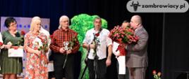 na zdjęciu wicestarosta zambrowski wręcza podziękowania dla Teatru Form Różnych 