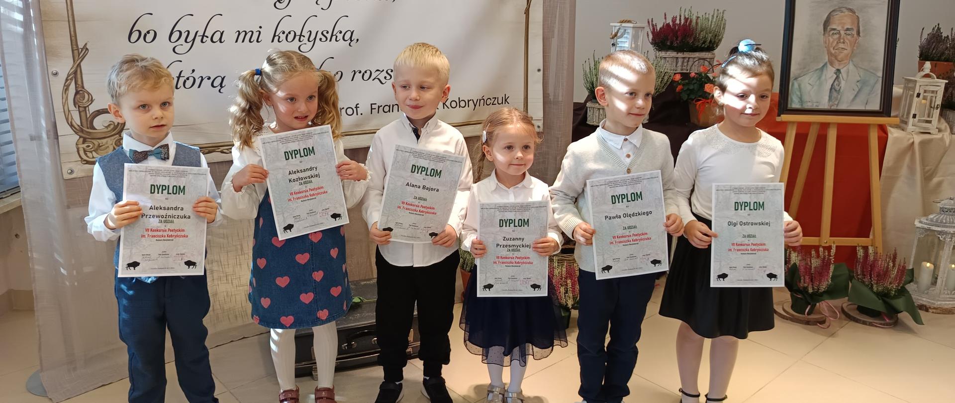 6 dzieci z dyplomami w rękach