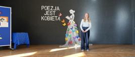 W naszej szkole na Dzień Kobiet uczniowie recytują wiersze.
