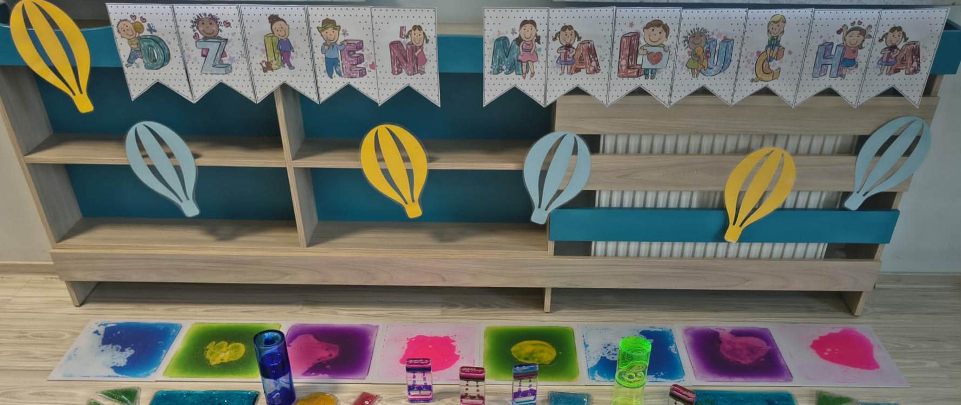 Na zdjęciu widnieją przedmioty wypełnione żelem w różnych kształtach służące dp stymulacji zmysłów, poznawania kolorów , itp.