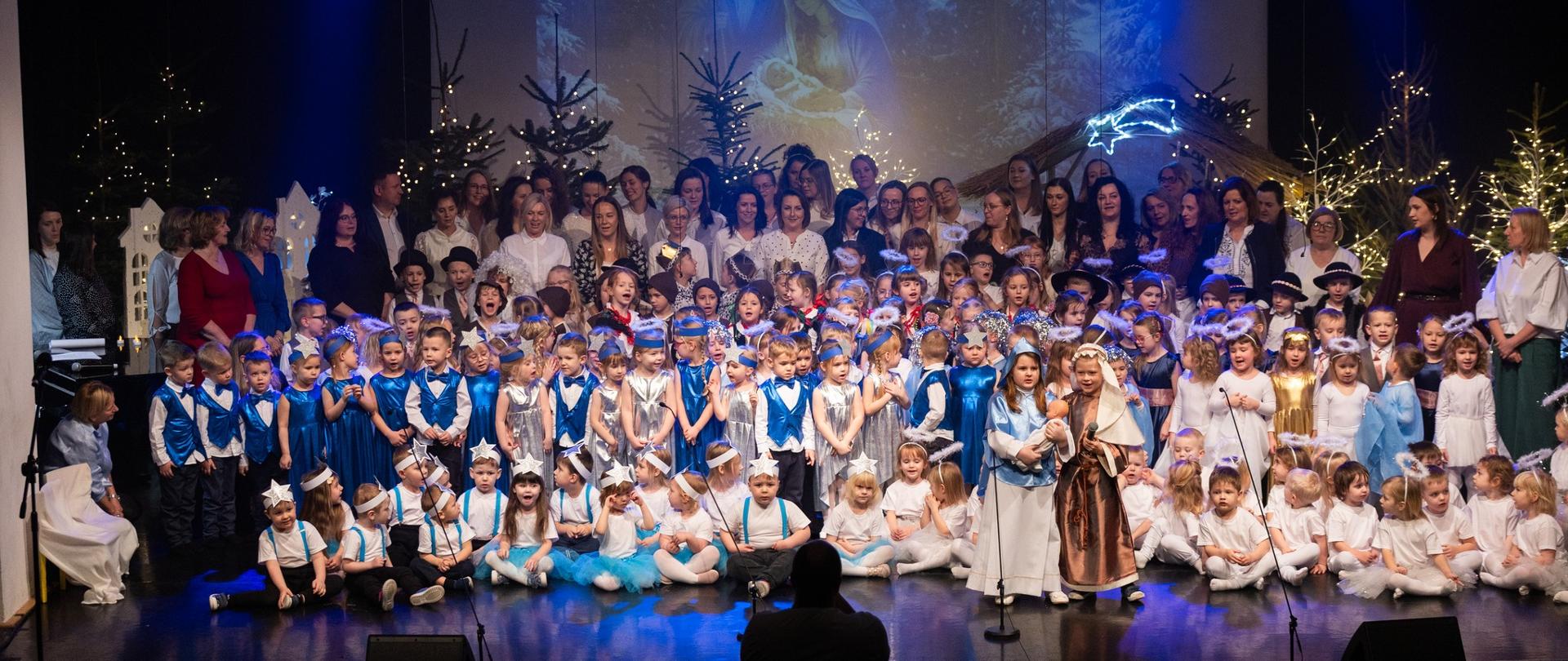 Dzieci i dorośli na scenie 