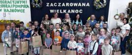 Dzieci, dyrekcja i nauczyciele z Przedszkola pozują do wspólnego zdjęcia