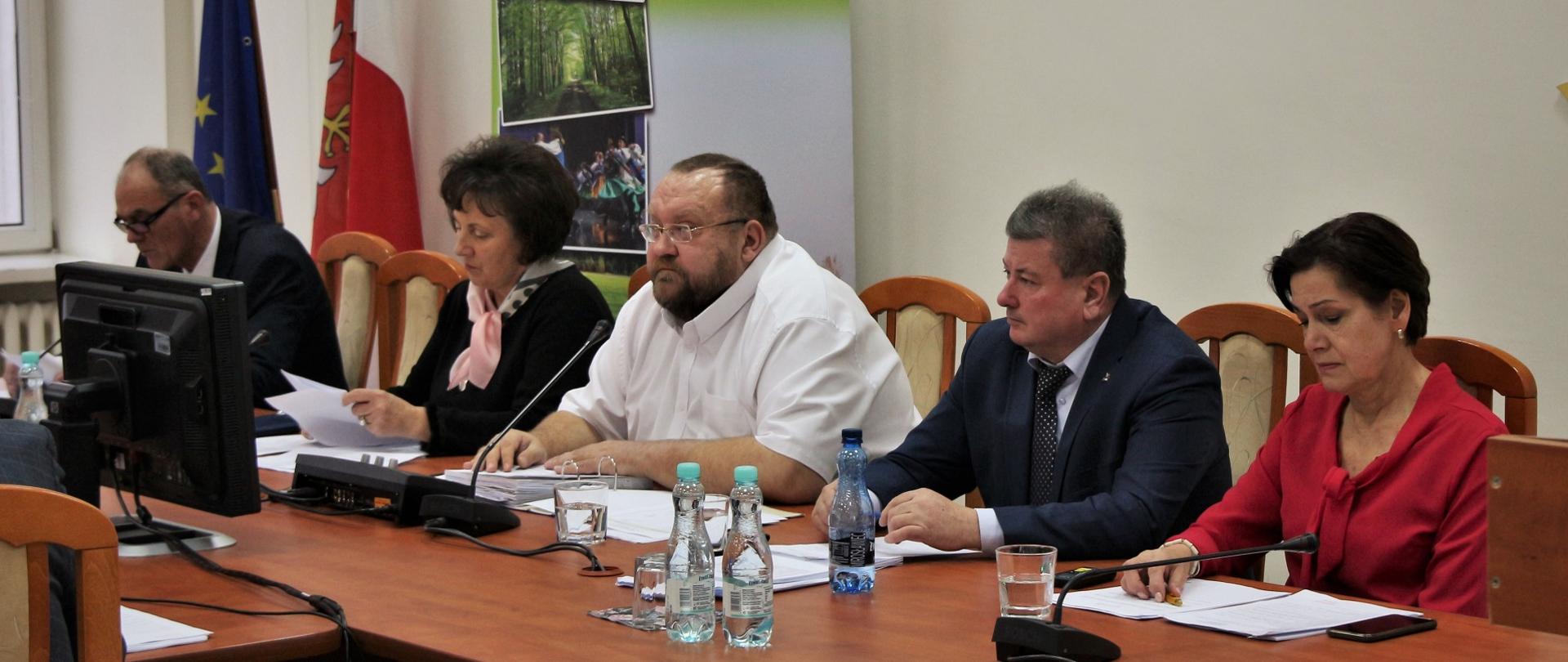 Widok na stół prezydialny sali konferencyjnej, przy którym siedzą od prawej Jolanta Ciołkowska - wiceprzewodnicząca Rady Powiatu, Andrzej Kietliński - wiceprzewodniczący Rady Powiatu, Jacek Odziemczyk - Przewodniczący Rady Powiatu, Elżbieta Sadowska - Starosta Sokołowski, Ryszard Domański - Wicestarosta.