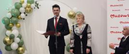 ZŁOTY JUBILEUSZ PAR MAŁŻEŃSKICH - Przybyłych gości wita Dyrektor Gminnego Ośrodka Kultury w Mokobodach - Pan Karol Nowakowski