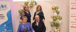 ZŁOTY JUBILEUSZ PAR MAŁŻEŃSKICH - JUBILACI WRAZ Z PANIĄ WÓJT ORAZ Z-CĄ KIEROWNIKA URZĘDU STANU CYWILNEGO PANIĄ EWELINĄ GROTKOWSKĄ