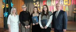 Laureaci stypendium z I LO im. Marii Skłodowskiej - Curie pozują do wspólnego zdjęcia