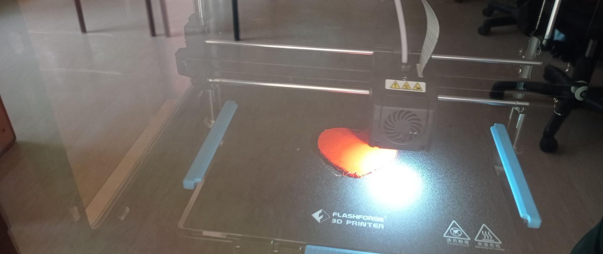 Wnętrze drukarki 3D podczas druku