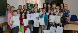 Uczestnicy konkursu i ich opiekunowie wraz z pracownikami Poradni