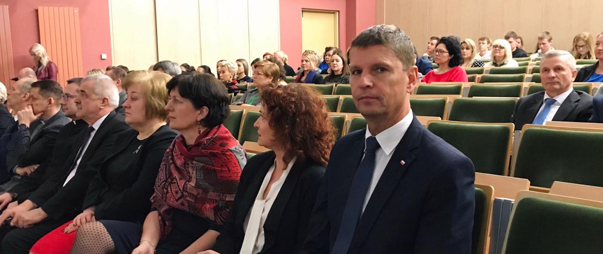 W konferencji "Kształcenie zawodowe przyszłości" obok wiceministra edukacji i nauki Dariusza Piontkowskiego wzięli udział m.in. naczelnik wydziału oświaty Anatol Grzegorz Tymiński i dyrektor ZS nr 1 Romuald Margański (fot. MEiN)