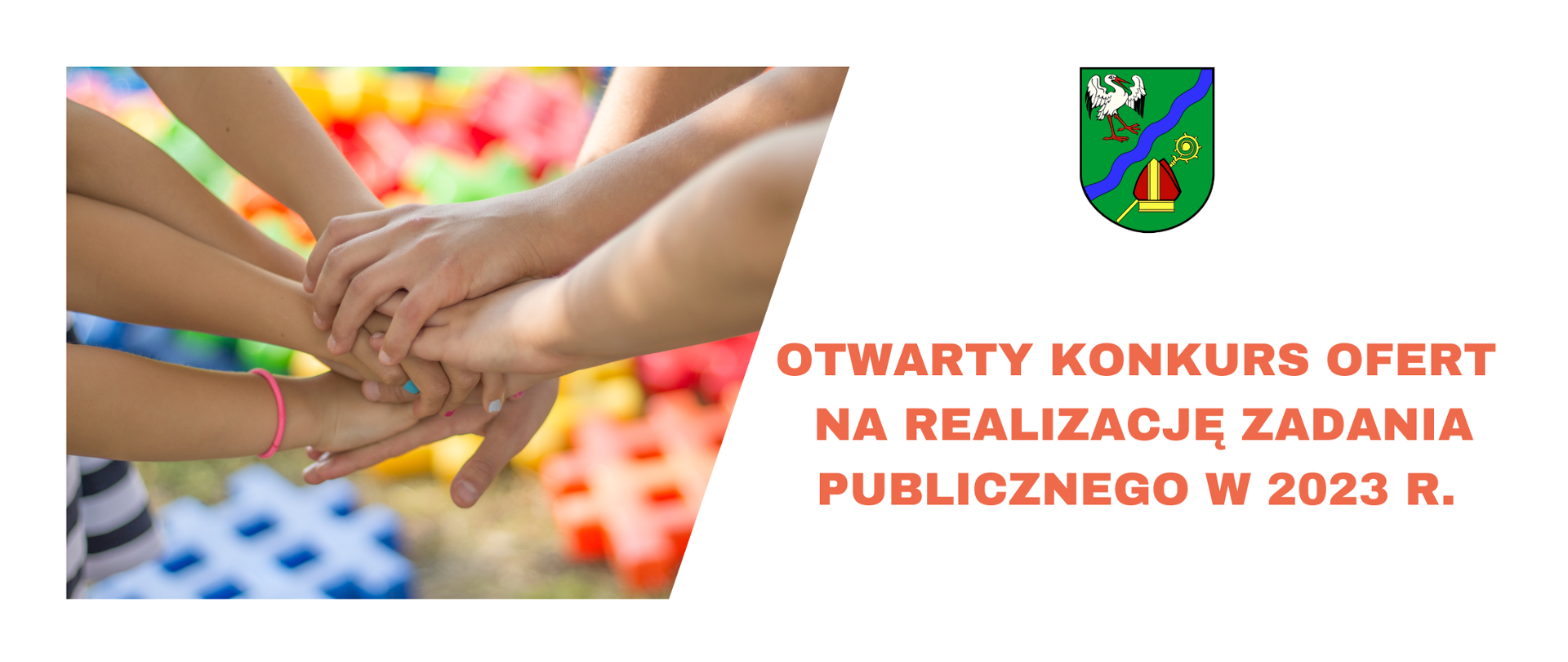 Zdjęcie dłoni ułożonych jedna na drugiej, obok herb gminy Brańszczyk, a poniżej hasło "Otwarty konkurs ofert na realizację zadania publicznego w 2023 r.".