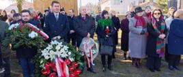 Zdjęcie grupowe na placu przykościelnym