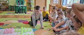 Dzieci, nauczycielki i dyrekcja podczas wspólnej zabawy