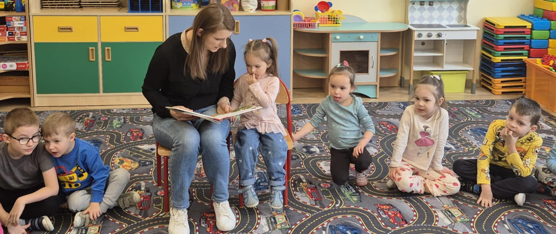 Pani Natalka czyta książkę przedszkolakom