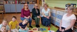 Dzieci, nauczycielki i dyrekcja podczas wspólnej zabawy