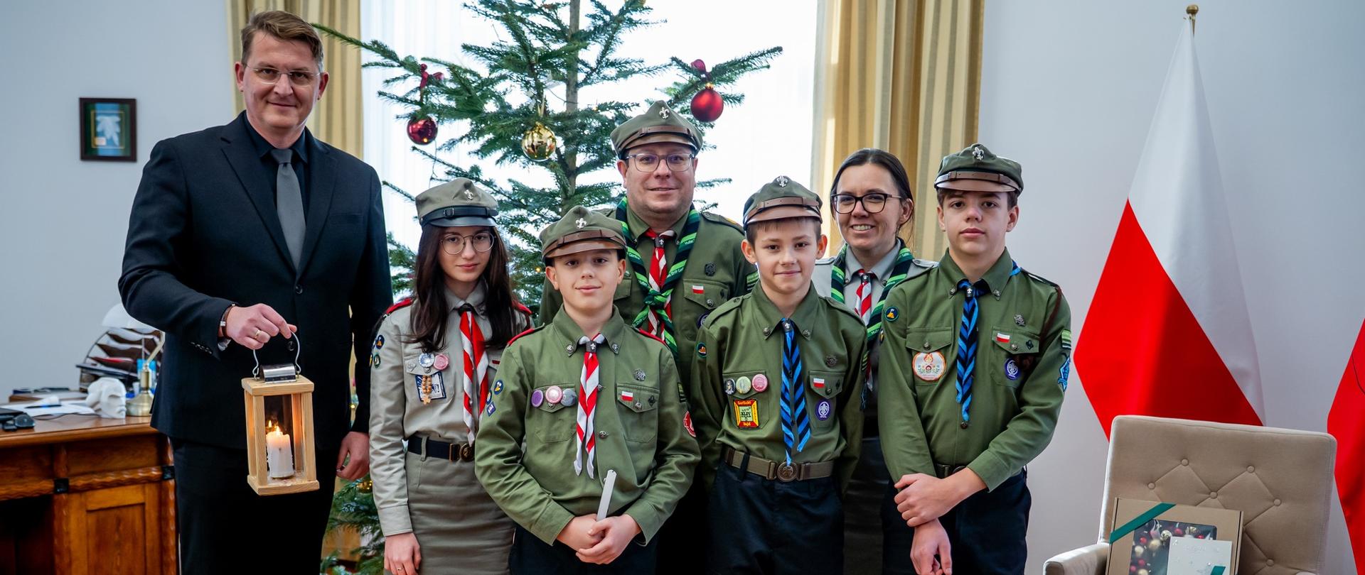 Wicestarosta z harcerzami harcerze z 8 Drużyny Harcerskiej „Szafirowe Skrzydła” oraz 5 Drużyny Harcerskiej „Zahartowani” z Łużnej