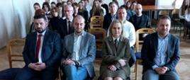 Od lewej: Wicestarosta Przasnyski, Burmistrz Przasnysza, Przedstawiciel Nadleśnictwa Przasnysz, Wiceminister Klimatu i Środowiska