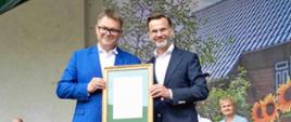 Burmistrz Miasta Hajnówka i Wojewoda Podlaski pozują do zdjęcia