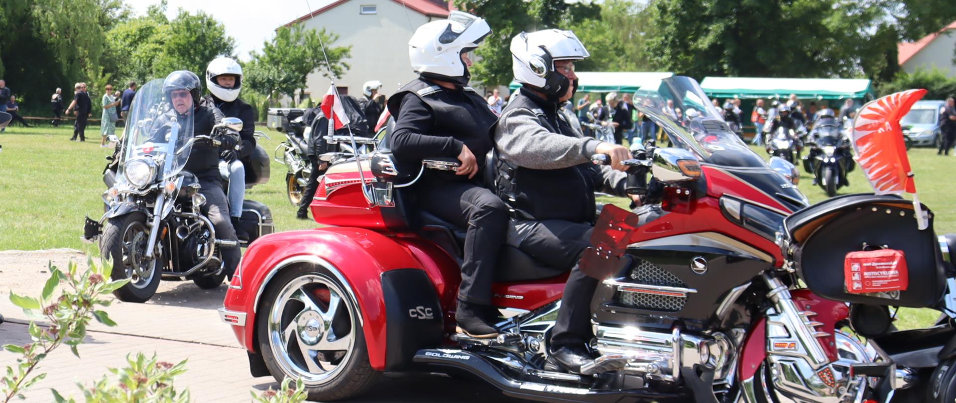 motocykliści wyjeżdżają z placu na którym odpoczywali.