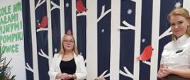 Dyrekcja Przedszkola wraz z przedstawicielką Nadleśnictwa Hajnówka wręczają nagrody dzieciom, pozując do wspólnego zdjęcia
