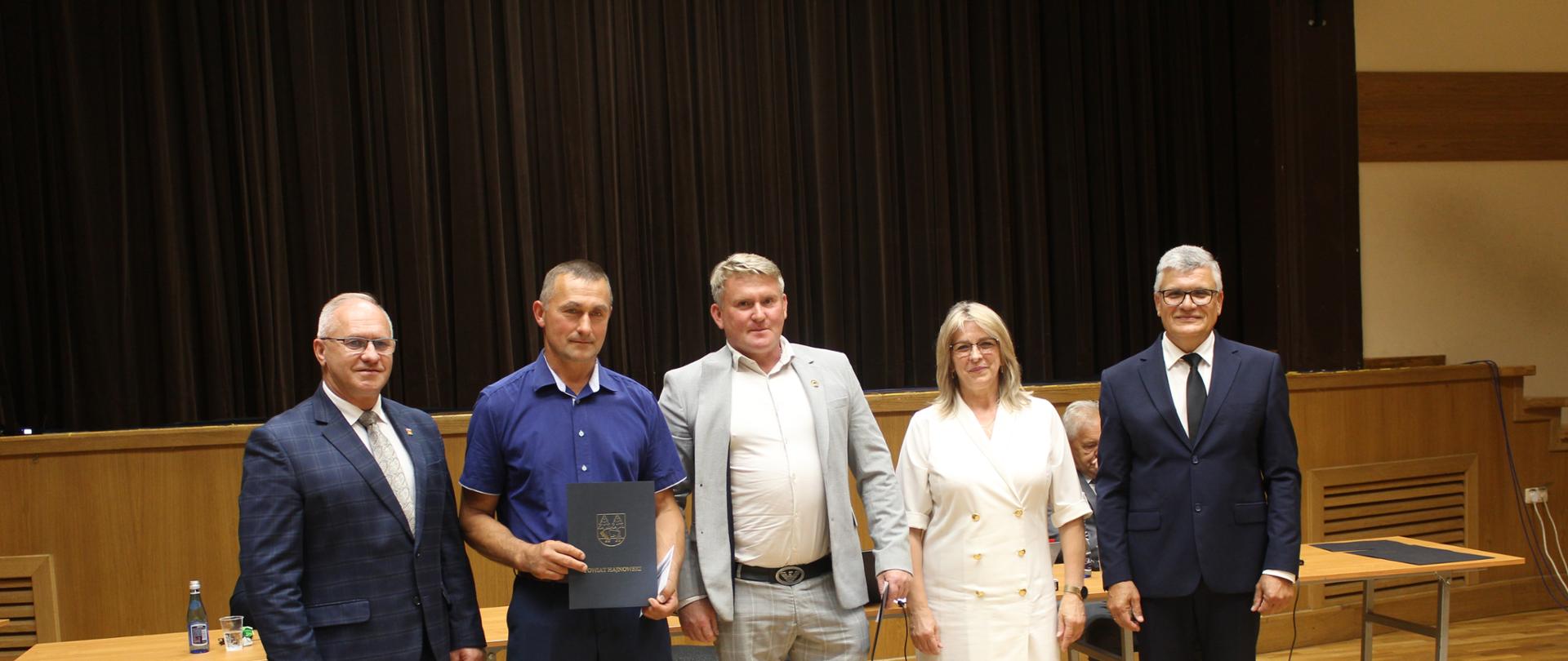 Nagrodzeni hodowcy pozują do wspólnego zdjęcia ze Starostą Hajnowski, Przewodniczącym Rady Powiatu i Wicestarostą