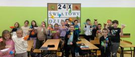 dzieci z łódkami origami w klasie