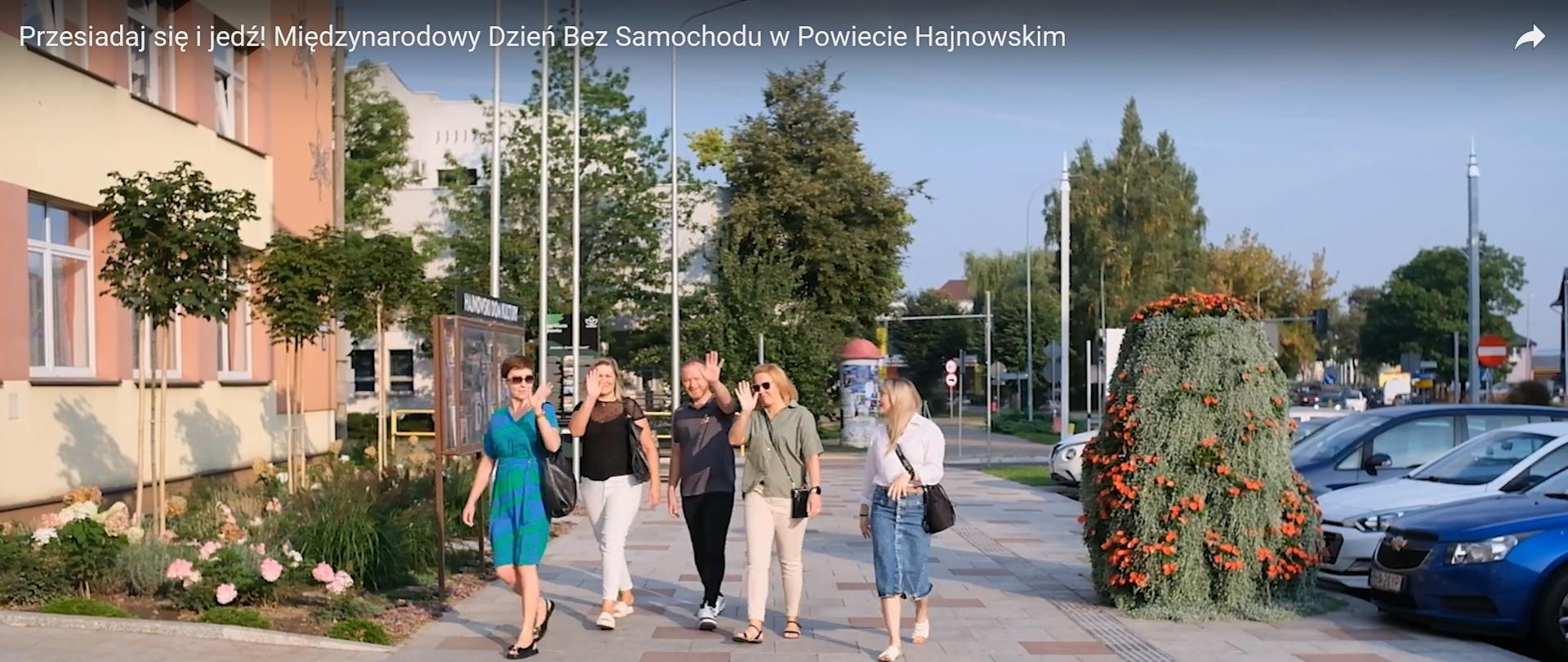 Kadr z filmu, przedstawiający idącą grupę osób