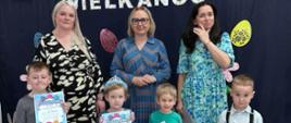 Dzieci, dyrekcja i nauczyciele z Przedszkola pozują do wspólnego zdjęcia