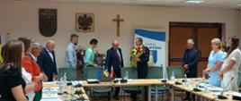 Sesja Rady Gminy 26.06.2025r. moment wręczenia kwiatów podczas gratulacji dla Wójta przez kierowników jednostek.